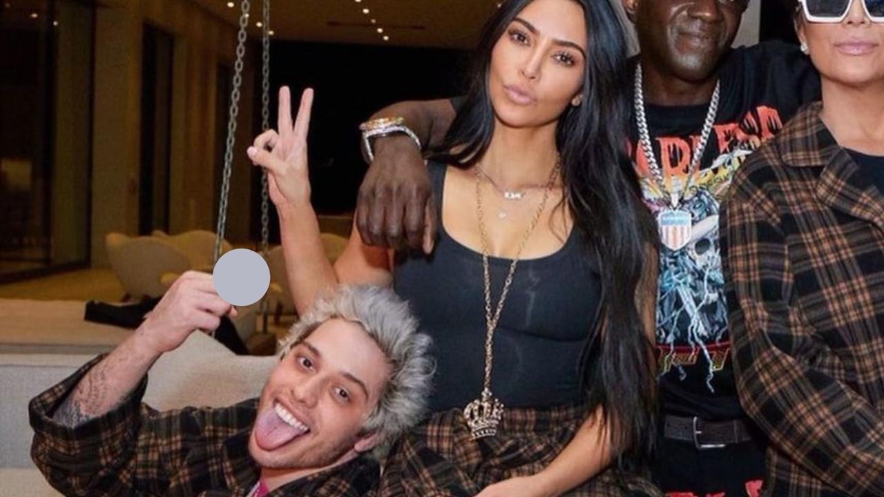 En redes sociales circula con fuerza una fotografía en la que se confirma que Kim Kardashian acompañó a Pete Davidson en su cumpleaños número 28, incluso estando acompañada por su madre, Kris Jenner. 

