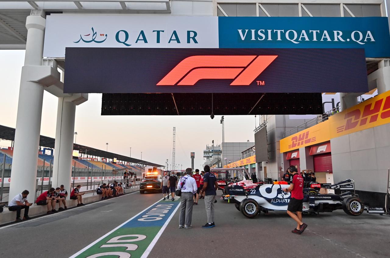 El neerlandés Max Verstappen (Red Bull), líder del Mundial de Fórmula Uno, y el inglés Lewis Hamilton (Mercedes), que lo secunda, a 14 puntos, trasladan su pugna por el título a Qatar, 