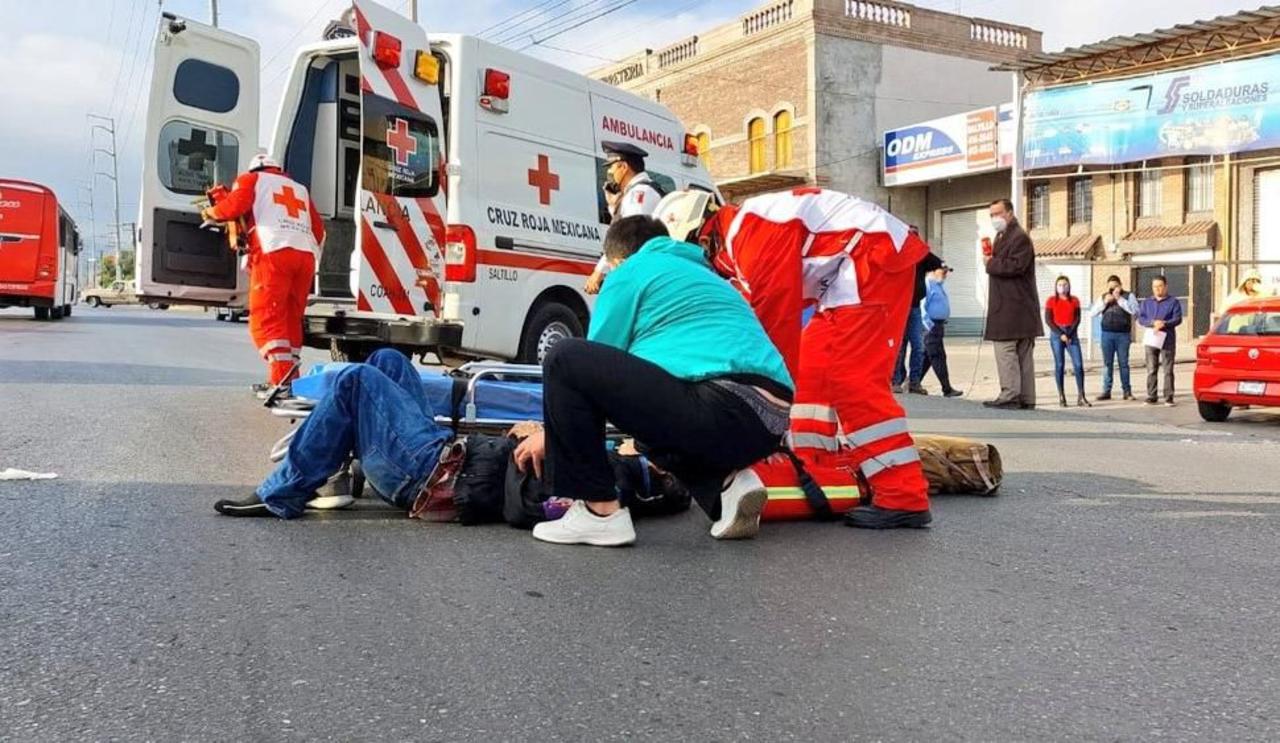 Al lugar arribaron elementos de Tránsito de la Policía Municipal de Saltillo quienes abanderaron la zona, mientras que paramédicos de Cruz Roja acudieron de inmediato a valorar al hombre.