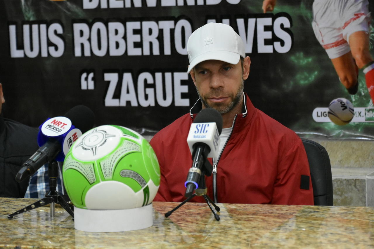El brasileño naturalizado mexicano ofreció una conferencia de prensa en Castaños, previo a la entrega de un campo de fútbol de medidas reglamentarias en el municipio.

