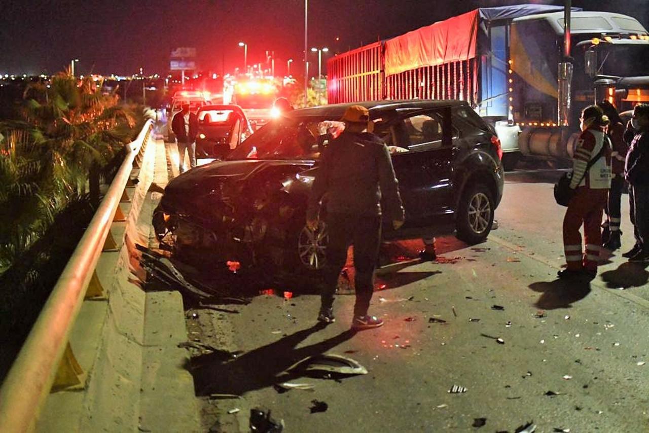 El accidente vial ocurrió minutos después de las 23:00 horas, sobre los carriles de circulación de oriente a poniente del bulevar Torreón-Matamoros. (EL SIGLO DE TORREÓN)