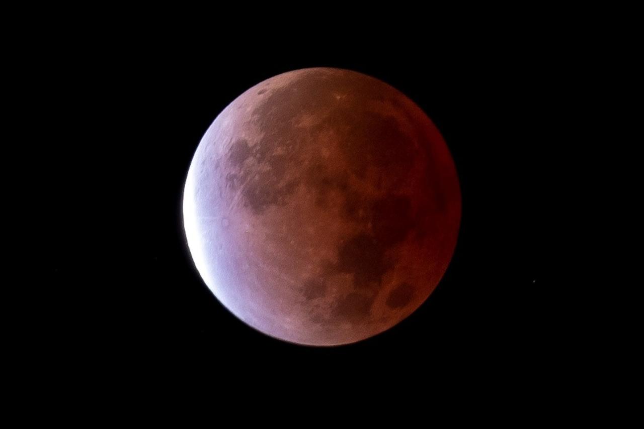 El eclipse lunar pudo apreciarse la madrugada de este viernes en diversas zonas de África, América, el Pacífico, Oceanía y Asia (EFE) 