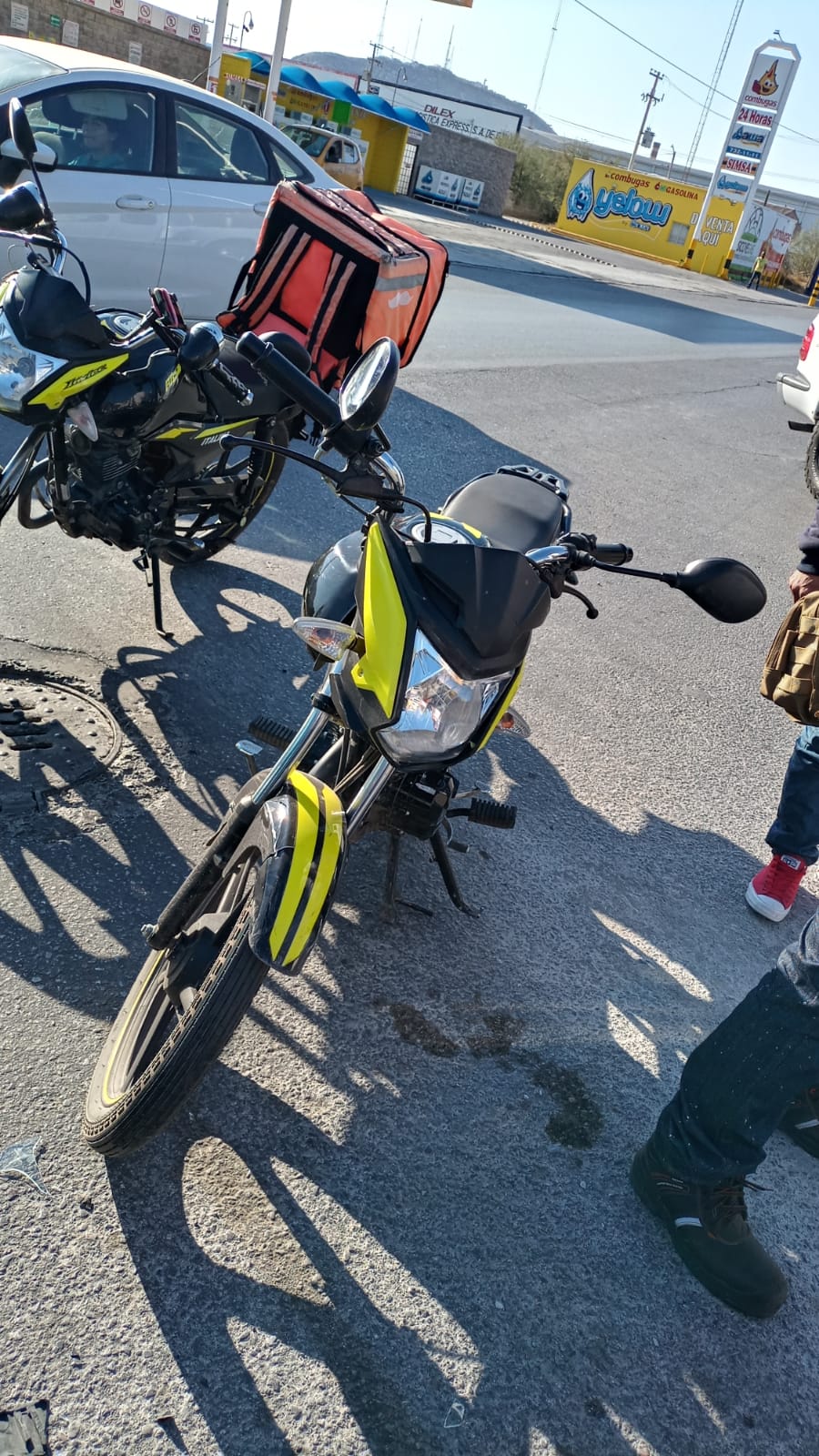 Motociclista choca contra vehículo frente a la colonia Eduardo Guerra de Torreón