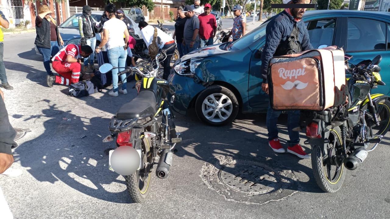 Un joven motociclista resultó policontundido tras impactarse contra un vehículo particular que no respetó un alto frente a la colonia Eduardo Guerra de Torreón.
