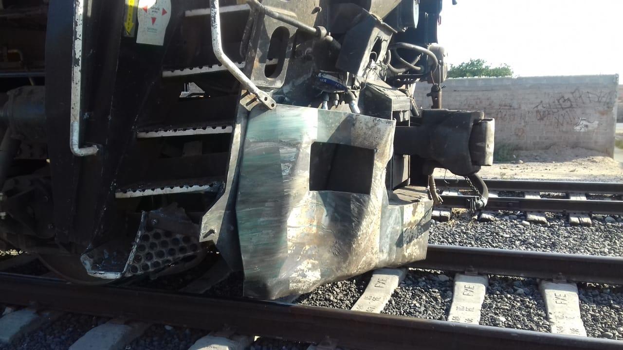 Máquina del tren impacta tráiler de doble remolque en las vías que pasan por el poblado de Bermejillo del municipio de Mapimí.
