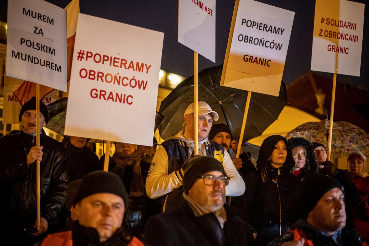 La llegada de miles de inmigrantes a Polonia desde Bielorrusia suscitó este domingo la reacción de protesta de ultranacionalistas y antisistema que, bajo la lluvia y 60 kilómetros de la frontera oriental del país, loaron al Ejército y alertaron de los peligros de la inmigración. (ARCHIVO) 
