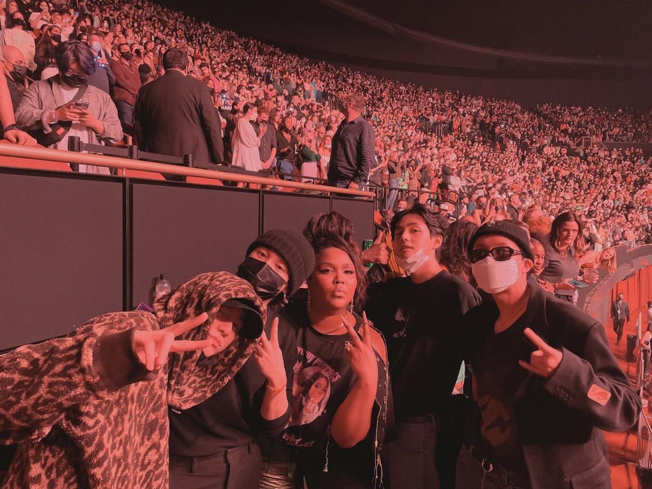 Los famosos también su propios ídolos, tal es el caso de la famosa cantante estadounidense Lizzo, quien durante un concierto de Harry Styles se tomó una 'selfie' con J-Hope, Jungkook, Taehyung (V) y Jimin de BTS, un momento que presumieron en las redes sociales.
