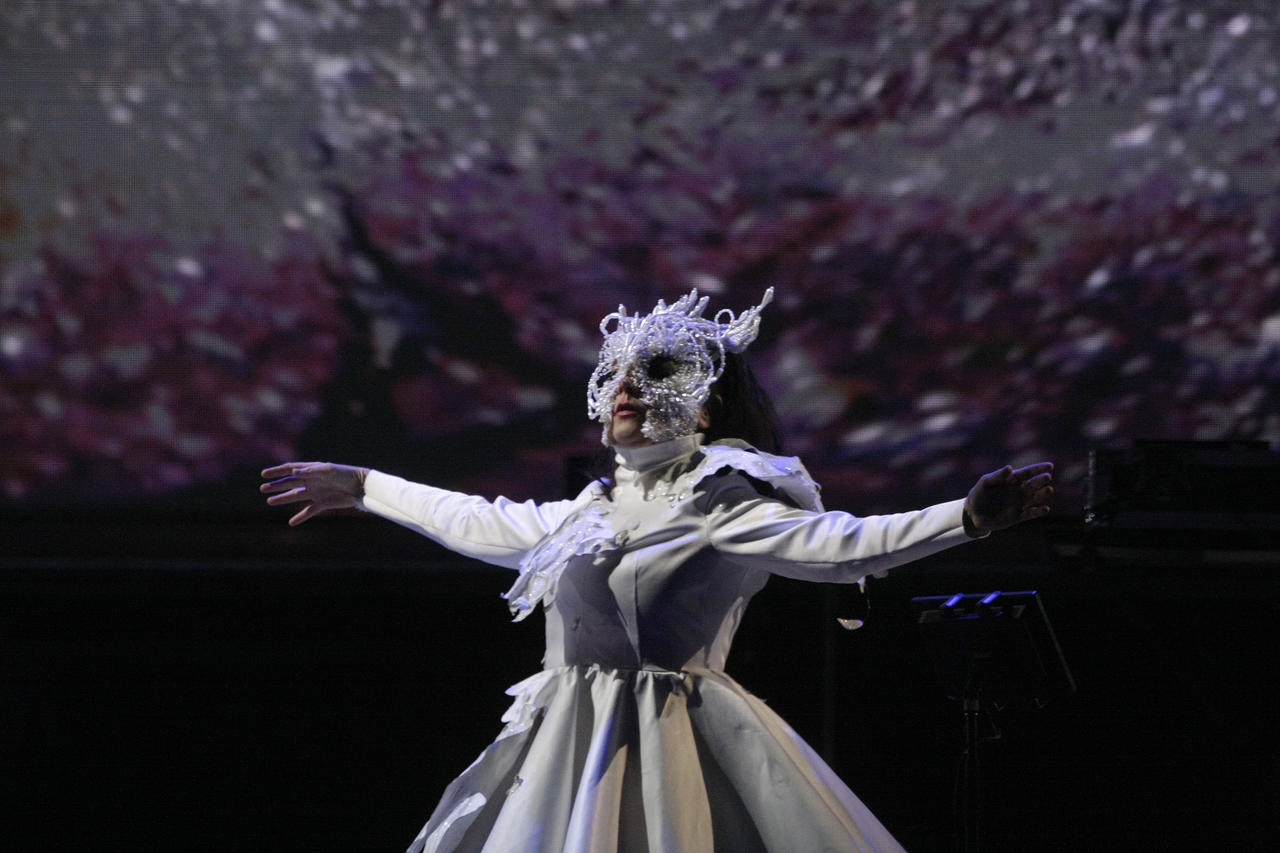 En su cumpleaños 56, Björk a veces presente y muchas otras ocasiones efímera, sigue produciendo esa curiosidad y fascinación de su público, el cual se ha diversificado. (ARCHIVO) 
