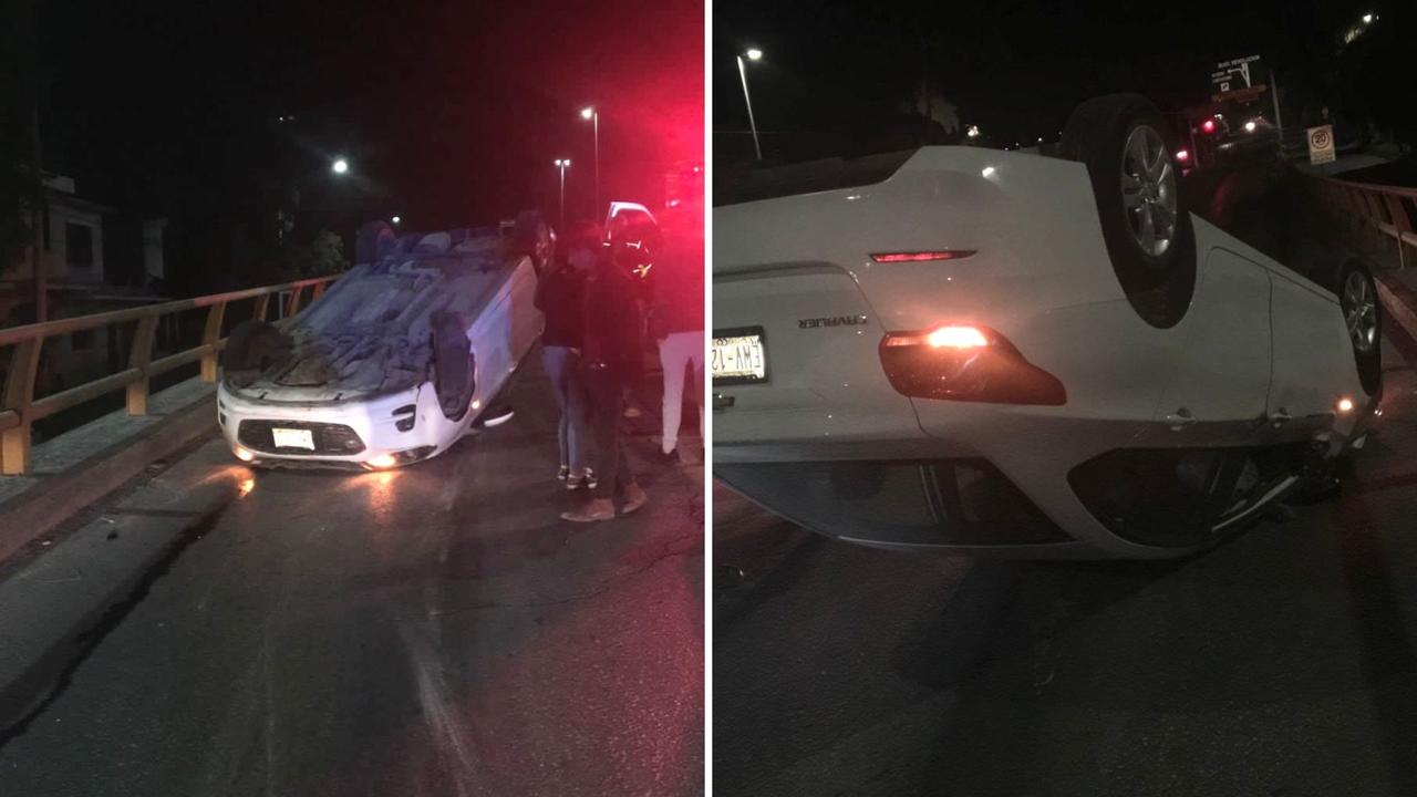 Un vehículo chocó contra la base de un semáforo y terminó volcado en el puente que conecta a las colonias Miguel Alemán y Vicente Guerrero de Torreón, el conductor se encontraba en estado de ebriedad.
