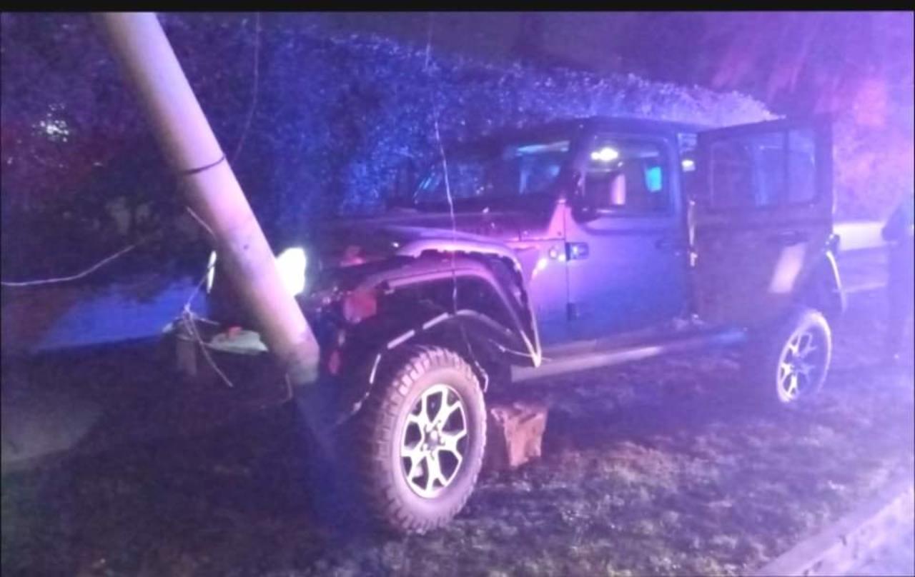 Conductor de Jeep choca contra arbotante y abandona la unidad en el lugar.
