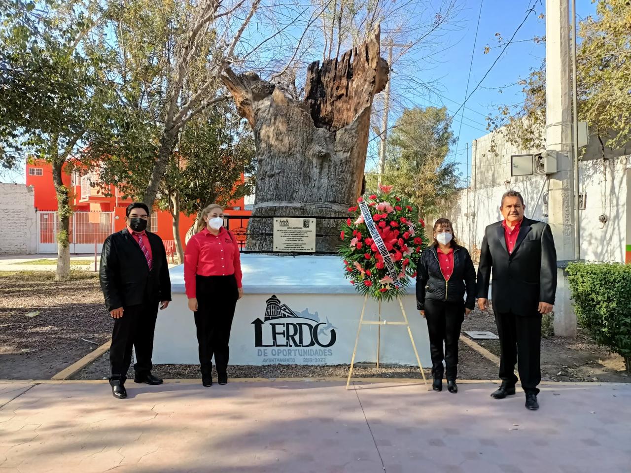 El evento estuvo a cargo del departamento de Educación, en la plaza de la Revolución de Ciudad Lerdo, donde el director Víctor Sánchez expuso el motivo de conmemoración.