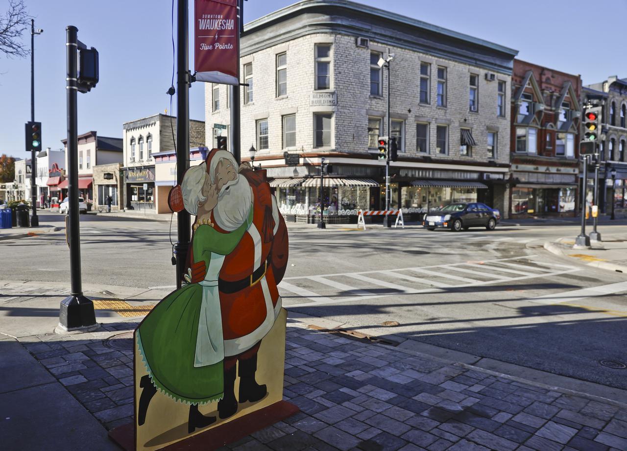 La Policía confirmó este lunes que el atropello masivo del domingo en Waukesha (Wisconsin, EUA), donde 5 personas murieron y 48 resultaron heridas durante un desfile navideño, no fue un atentado terrorista. (ARCHIVO) 
