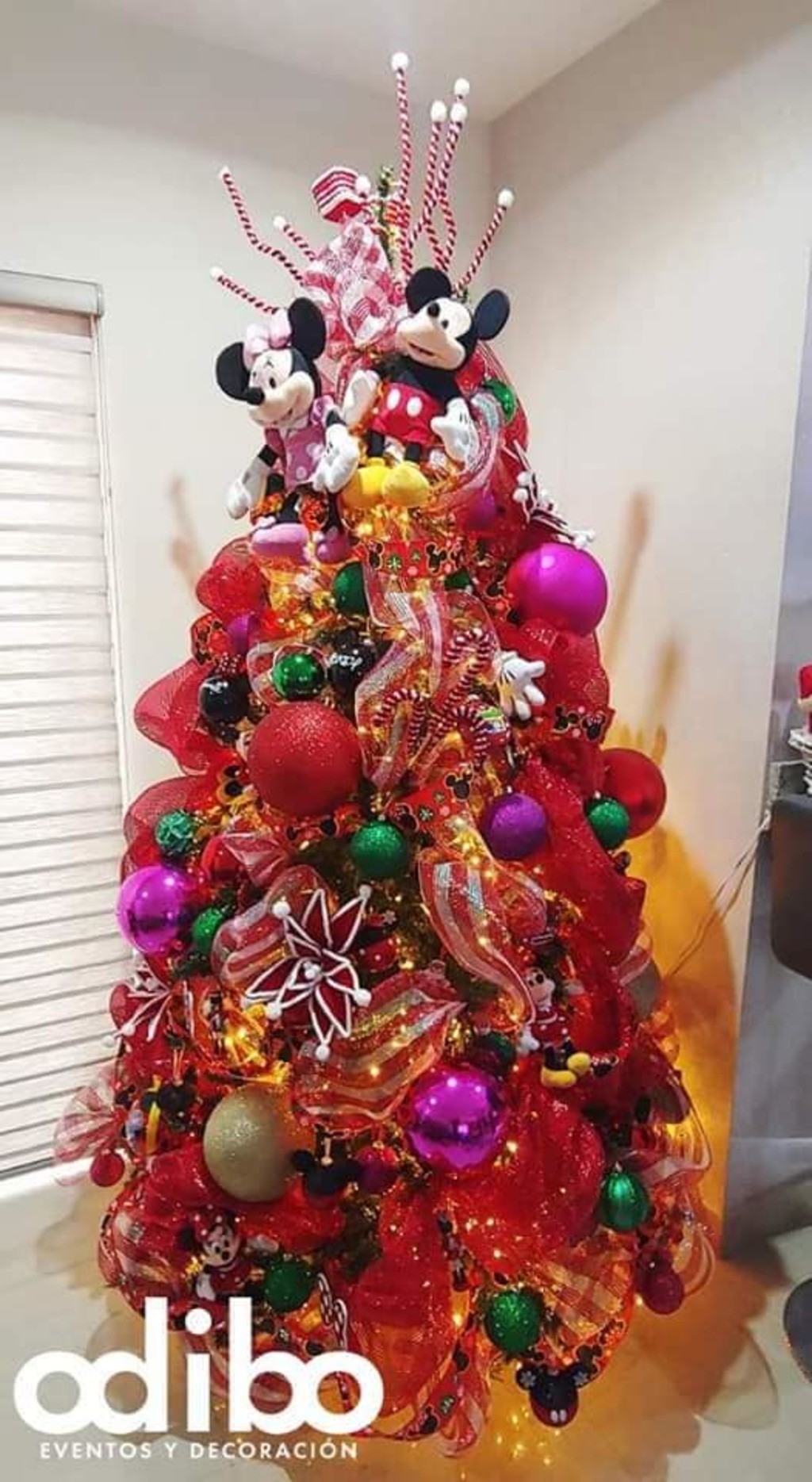 Pino navideño decorado con temática de 'Mickey' y 'Minnie' (FACEBOOK: ODIBO-EVENTOS) 