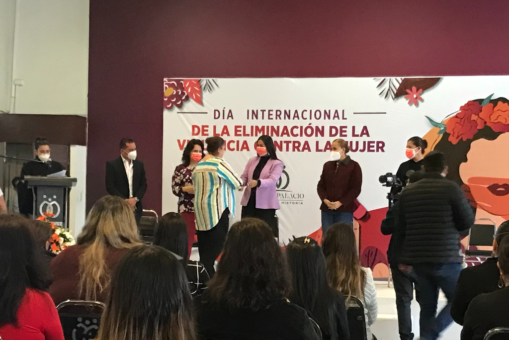 Un grupo de mujeres en Gómez Palacio participaron en una serie de talleres de oficios organizados por el IMM. (GUADALUPE MIRANDA)
