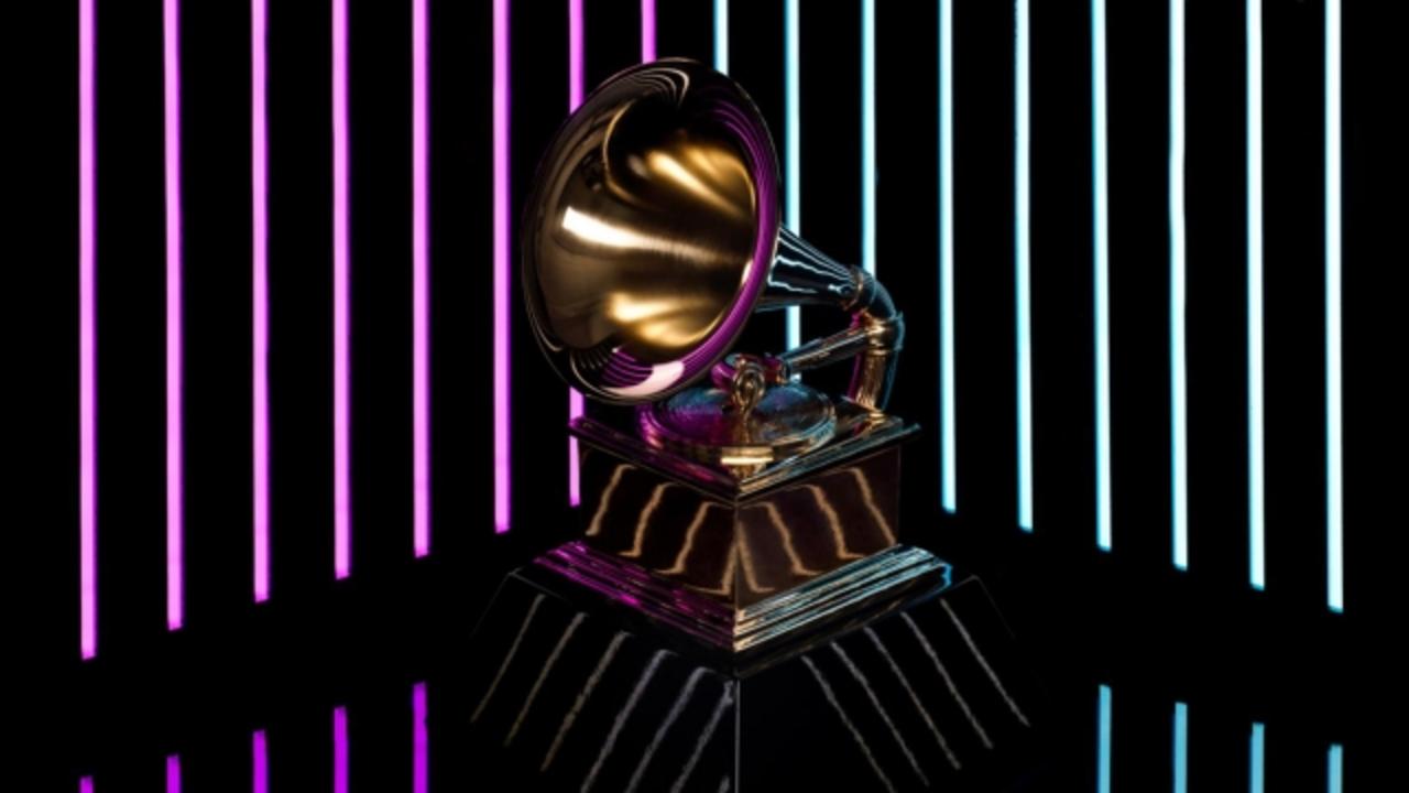 Este martes se conocerán los nombres de los artistas que competirán por los Premios Grammy 2022, que reconocen a lo mejor de la música. (ESPECIAL) 