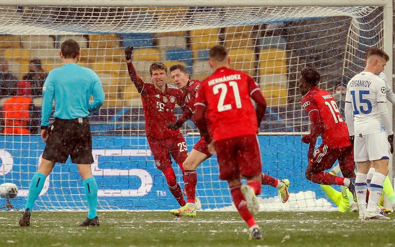 Un gran gol de chilena de Robert Lewandowski abrió el camino a la victoria del Bayern por 1-2 ante el Dinamo de Kiev, en un partido que para el equipo bávaro solo tenía un valor estadístico pero en el que necesitaba mostrar una reacción tras la derrota en la Bundesliga por 2-1 ante el Augsburgo. (EFE) 
