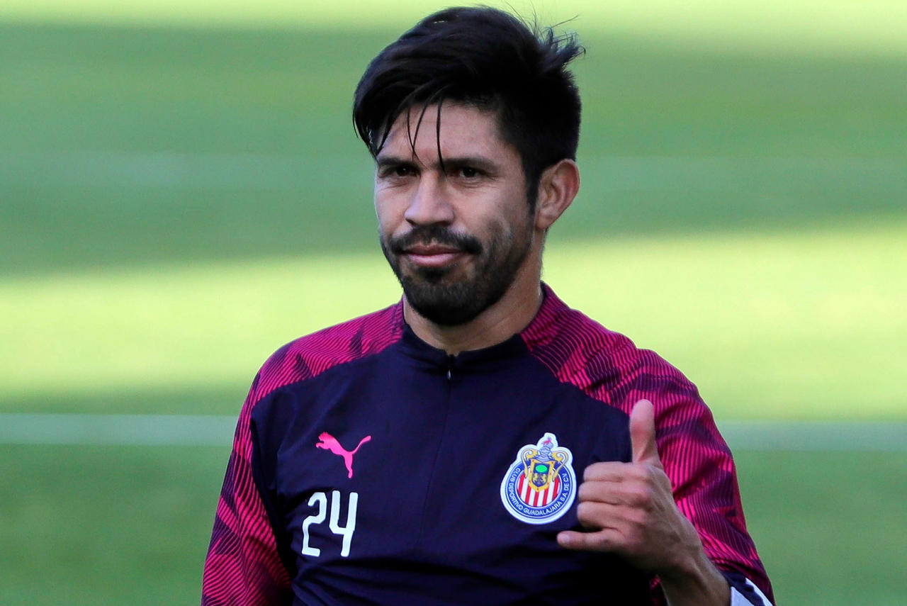 Este martes fue dado a conocer que el lagunero Oribe Peralta dejaría definitivamente las filas de las Chivas de Guadalajara, quien de acuerdo al club tiene otros 'próximos retos profesionales'.
