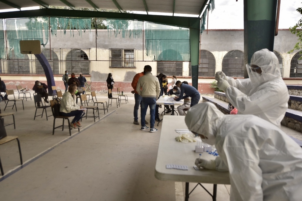 Personal del Laboratorio de Biología Molecular de Torreón acudió ayer a la secundaria para realizar pruebas de antígeno. (ÉRICK SOTOMAYOR)