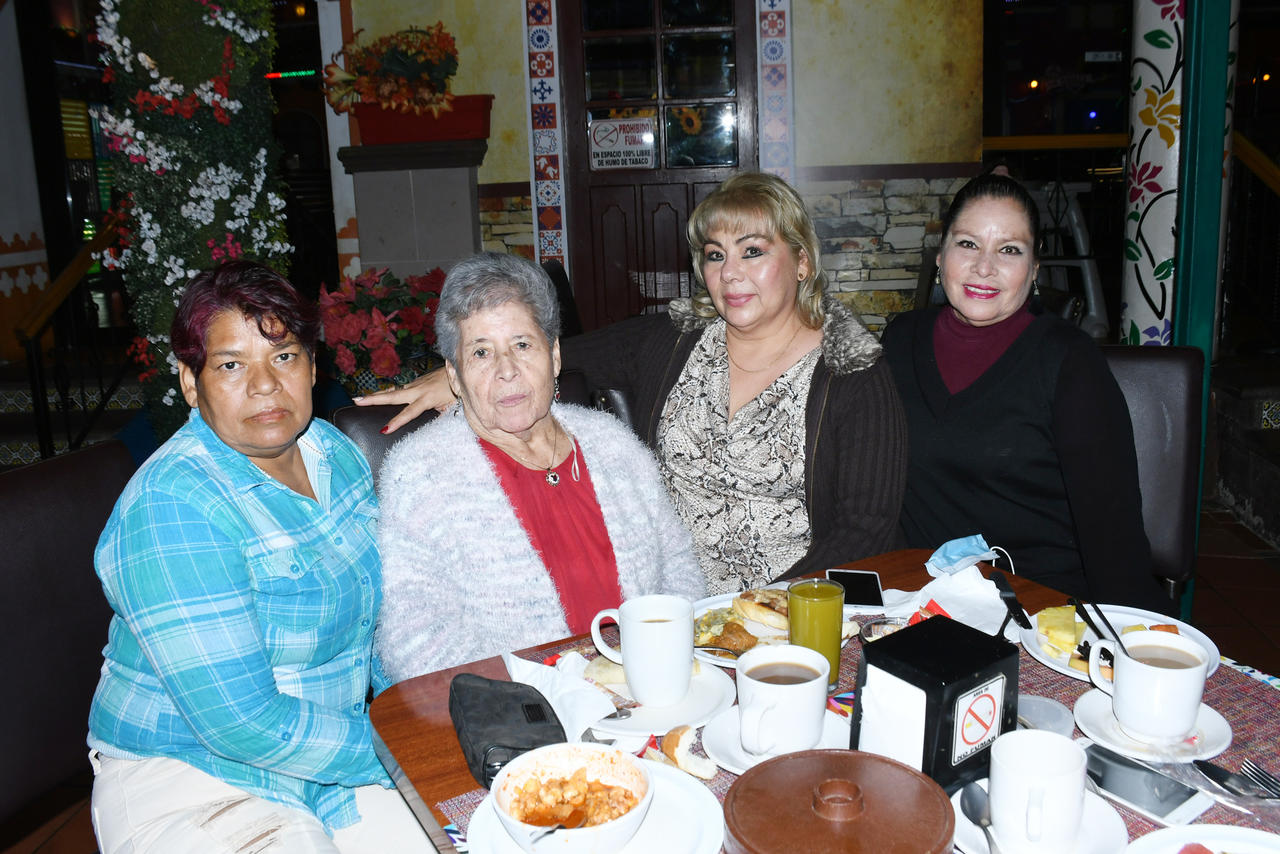 Lupita Quiroz celebrando su cumpleaños con Alejandra Valenzuela, Yolanda Muñiz y Norma Cecilia (EL SIGLO DE TORREÓN/FERNANDO COMPEÁN) 
