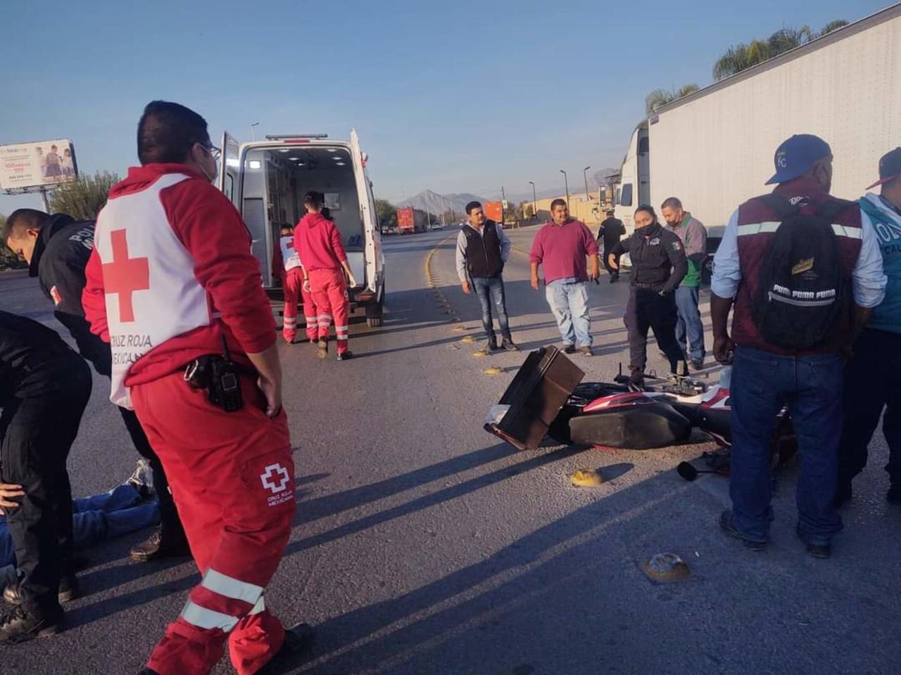 Hasta el lugar del accidente arribaron los agentes de Tránsito y Vialidad, además de los paramédicos de la Cruz Roja, quienes le brindaron auxilio al motociclista menor de edad. (EL SIGLO DE TORREÓN)