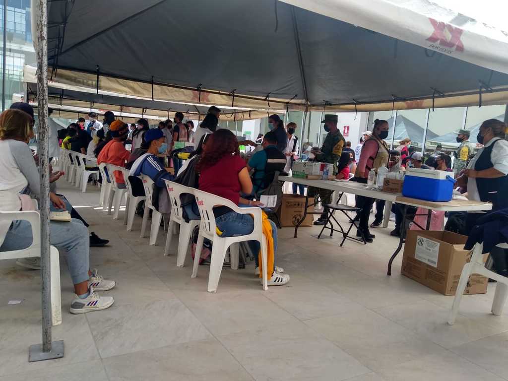 Se incrementó considerablemente la presencia de adolescentes en el segundo día de vacunación anti-COVID en Gómez Palacio. (GUADALUPE MIRANDA)