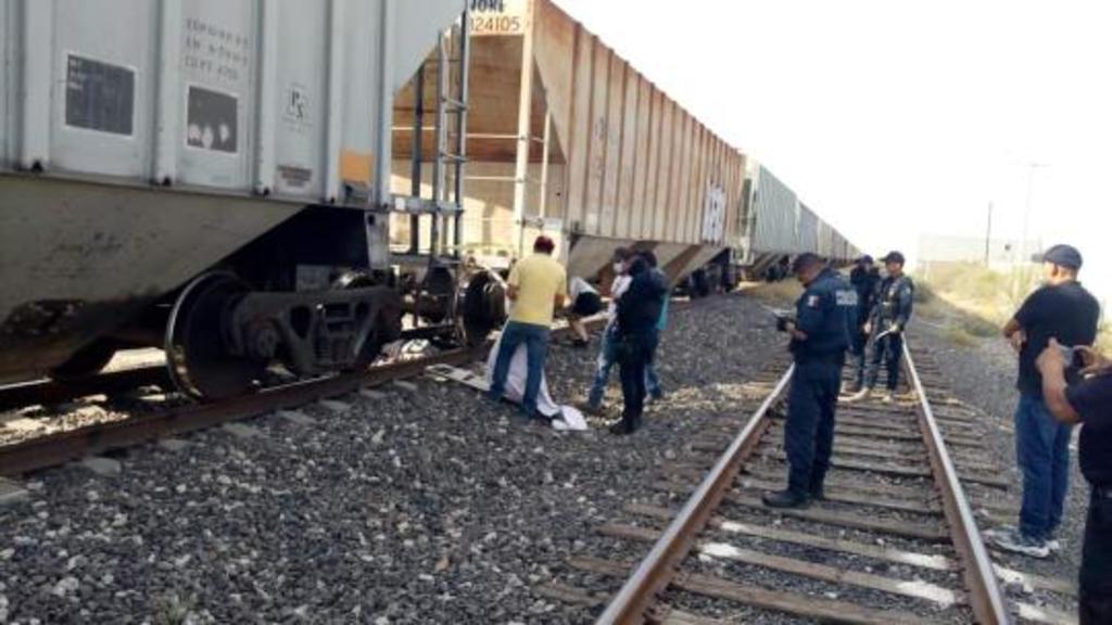 José Ángel Valadez se encontraba en medio de las vías del tren en Gómez Palacio, y aunque el operador intentó advertirle con el silbato, este no se movió y perdió la vida arrollado por la máquina. (EL SIGLO DE TORREÓN)