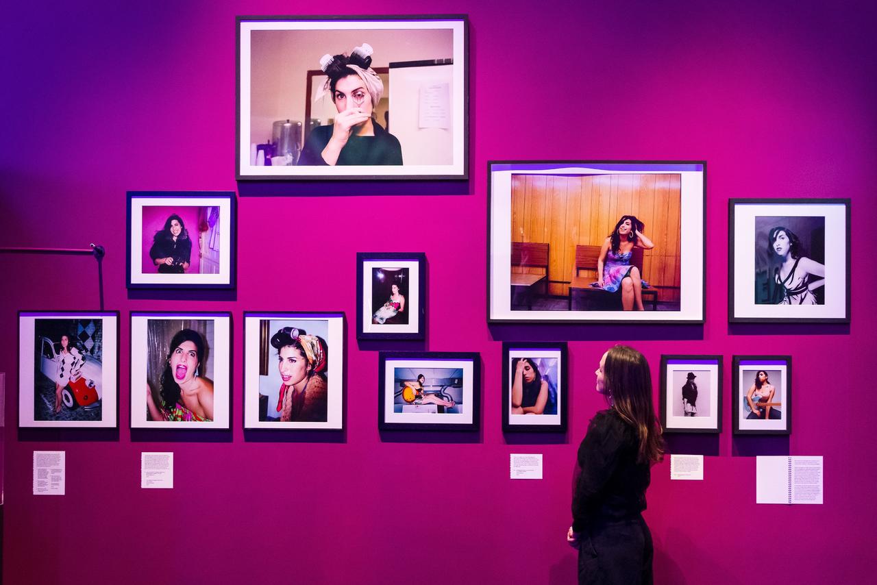 La exposición 'Beyond the Stage' ('Más allá del escenario') sobre la cantante británica Amy Winehouse llega al Museo del Diseño Londres a partir del próximo viernes. Esta es la primera muestra que explora el pasado de la artista y su proceso creativo.  (ESPECIAL)  