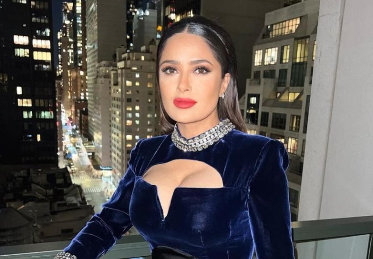 La actriz mexicana 'cautivó' a sus seguidores en redes sociales al 'presumir' sus curvas en un traje de baño escotado (@SALMAHAYEK) 