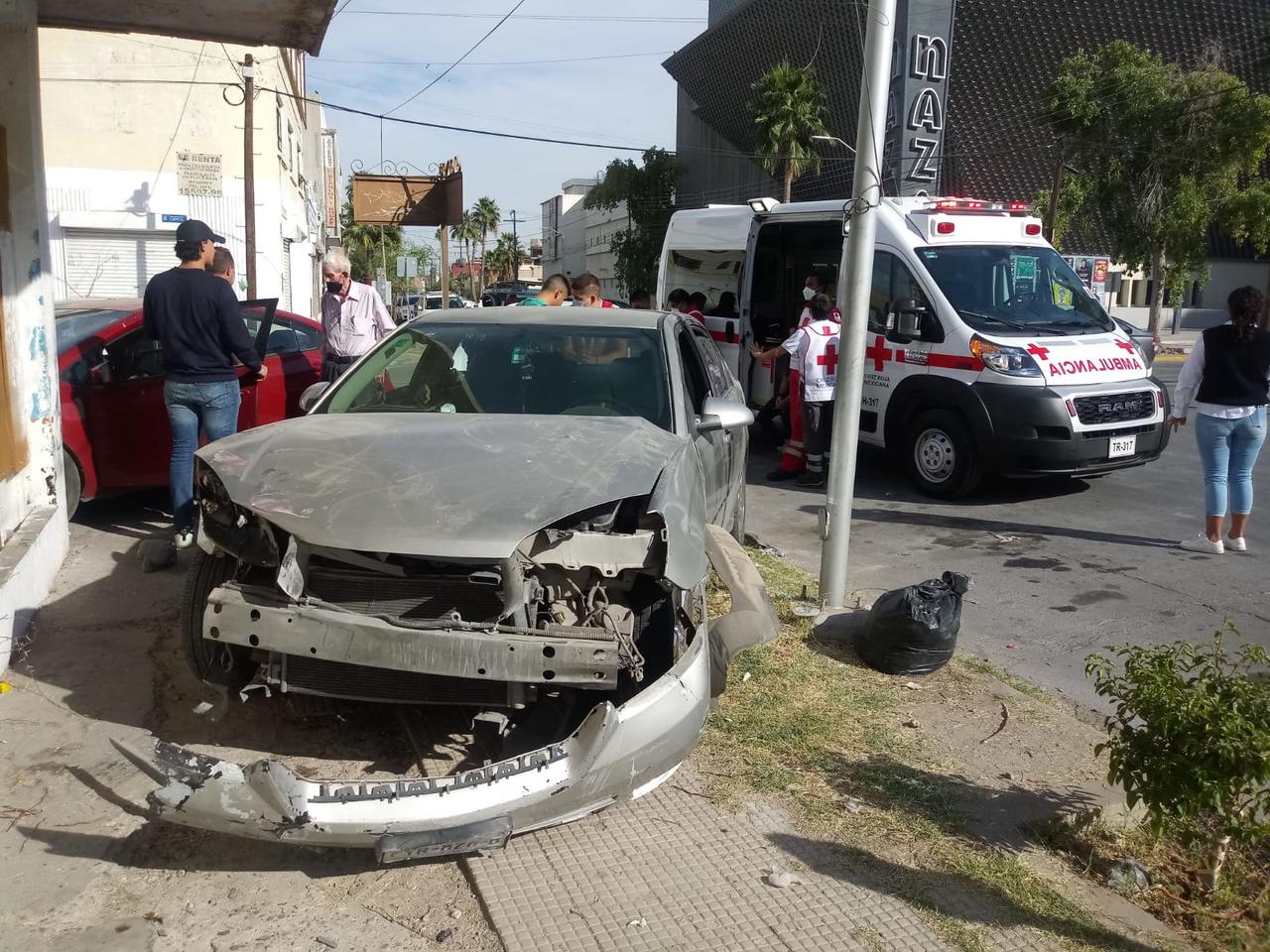 El accidente ocurrió avenida Matamoros y calle Cepeda del centro de Torreón. (EL SIGLO DE TORREÓ)