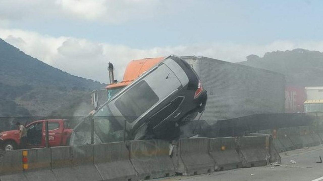 El choque de un tráiler contra dos camionetas en el kilómetro 80 de la autopista México-Querétaro provocó el cierre de la circulación. (ESPECIAL) 