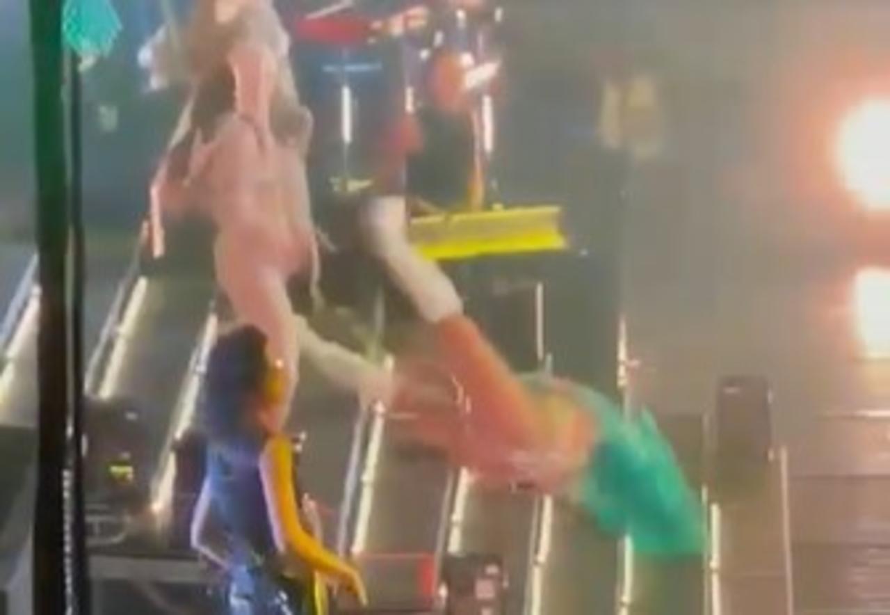 La cantante colombiana Karol G sufrió una fuerte caída del escenario cuando daba un concierto como parte de la gira “Bichota tour”, en el FTX Arena, de Miami.