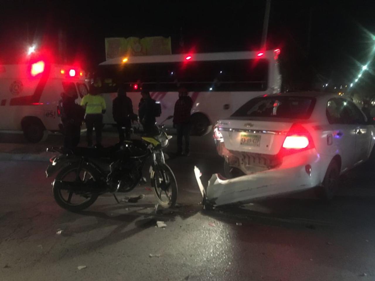 Un adolescente terminó lesionado, luego de que su moto se impactara contra un taxi la noche del sábado en el municipio de Ramos Arizpe.
