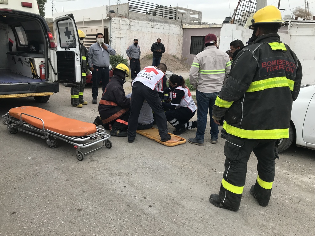 El hombre fue atendido por los paramédicos de la Cruz Roja. (EL SIGLO DE TORREÓN)