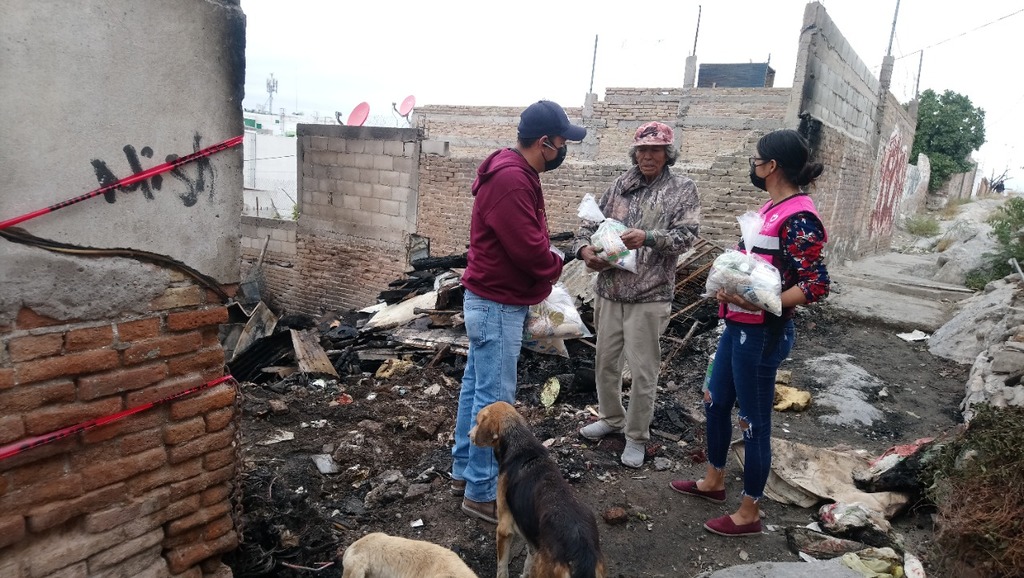 El señor Juan Javier Jacobo Núñez perdió su casa y a 30 mascotas al incendiarse su hogar en Gómez Palacio. (CORTESÍA)