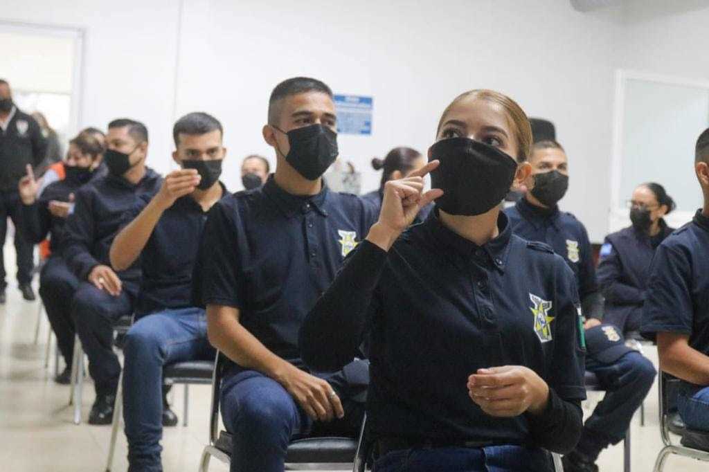 Elementos de la Academia de Policía recibieron un taller de Lengua de Señas Mexicana como parte de su capacitación. (CORTESÍA)