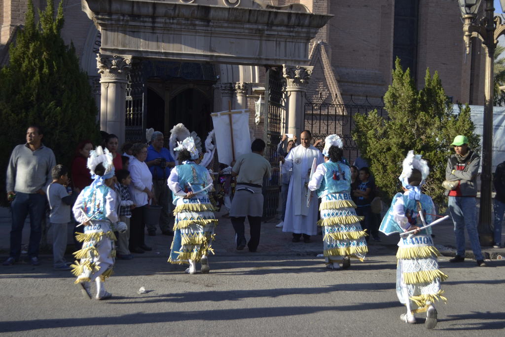 Los grupos de danzantes saldrán del Parque Morelos en punto de las 15:00 horas rumbo al templo donde serán bendecidos. (ARCHIVO)