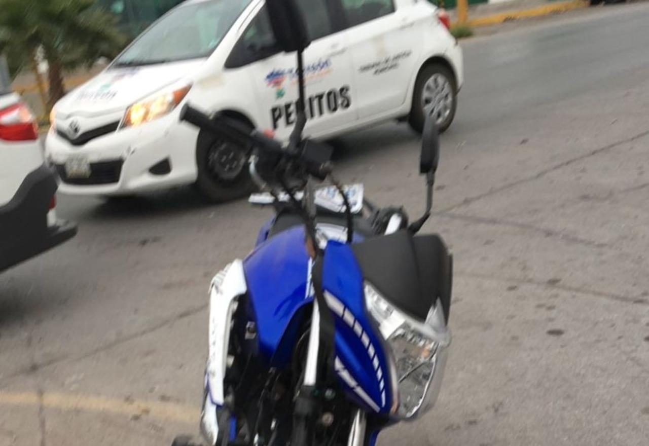El joven lesionado viajaba a bordo de una motocicleta Italika de color azul. (EL SIGLO DE TORREÓN)