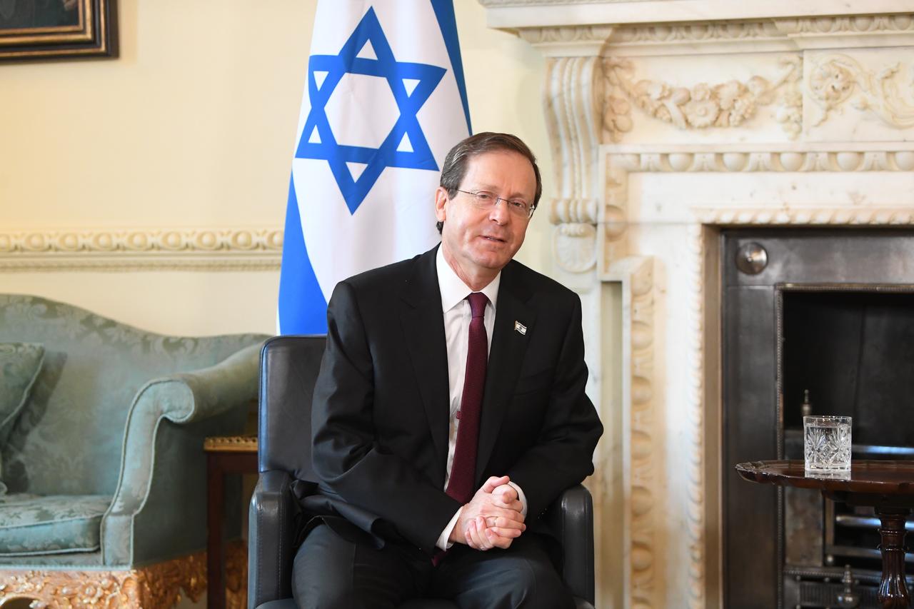 El presidente israelí, Isaac Herzog, celebró hoy el comienzo de la festividad judía de Janucá en la ciudad de Hebrón, en Cisjordania ocupada, lo que desató una fuerte reacción de distintas facciones palestinas. (ARCHIVO) 
