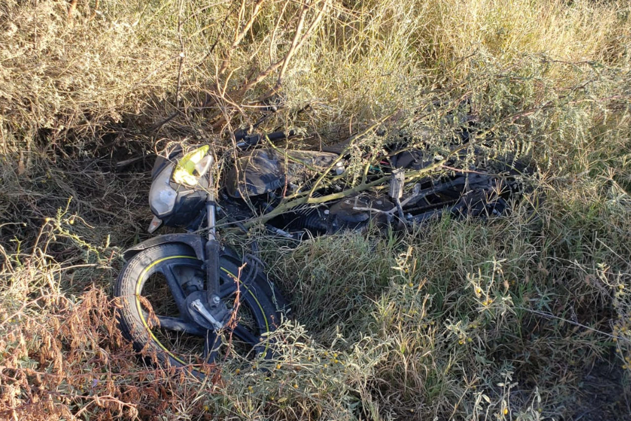 Joven motociclista sufre accidente en Gómez Palacio y muere en el lugar, el accidente ocurrió la mañana del domingo a la altura del ejido San Alberto. (EL SIGLO DE TORREÓN) 
