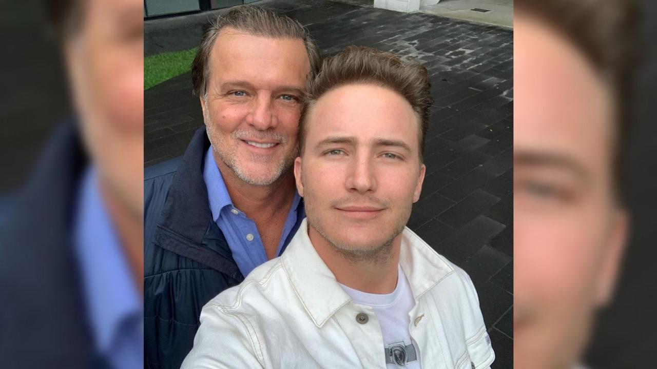 Yannick Strickler, el hijo del actor René Strickler, no cabe de felicidad luego de que este fin de semana anunció su próximo matrimonio con su novio Manuel Alonso Cárdenas.