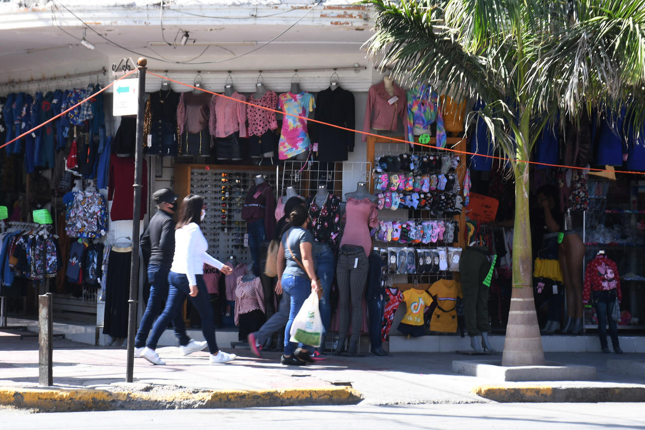 Se plantaron a las afueras del departamento de Plaza y Mercados del Municipio para exigir el retiro de los ambulantes, al representar una competencia desleal. (ARCHIVO)