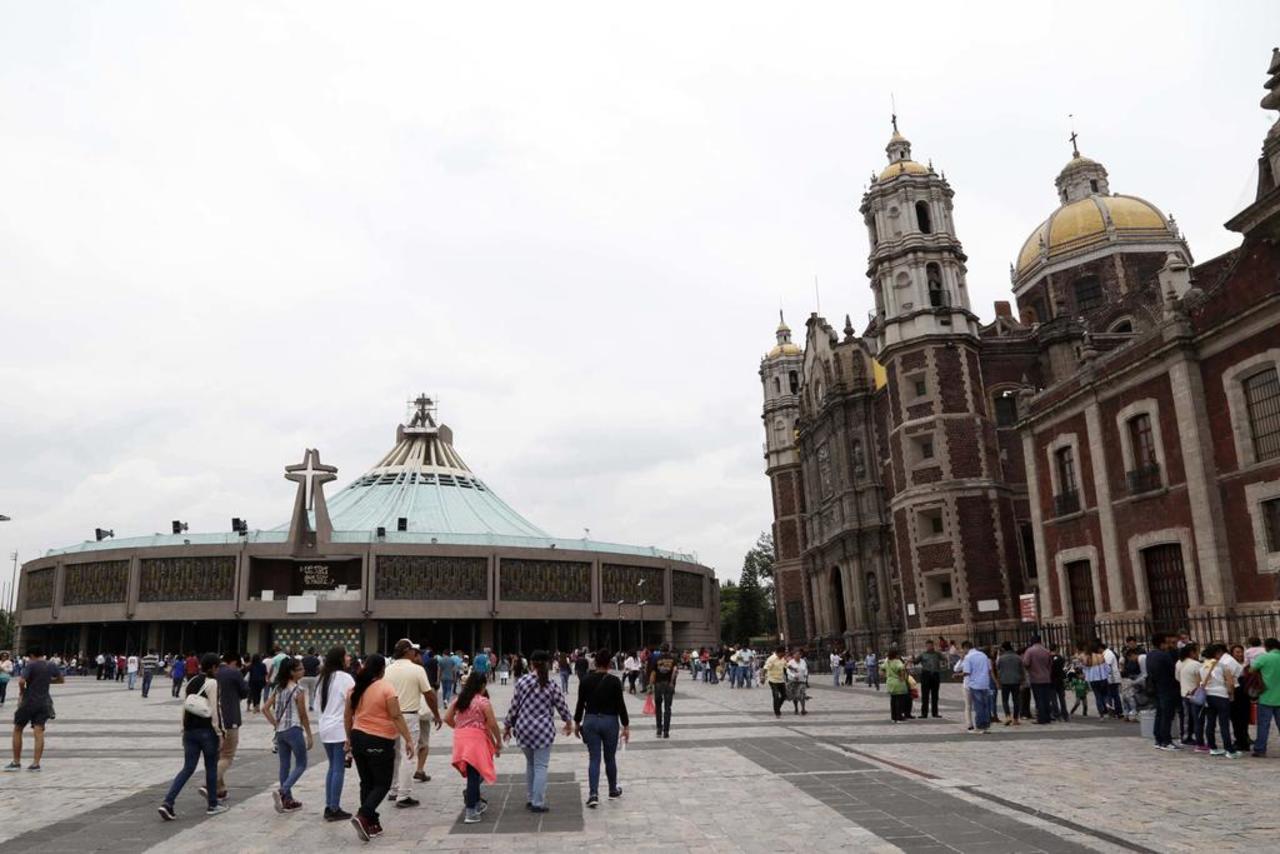 El gobierno de la Ciudad de México y las autoridades eclesiásticas anunciaron el 'Operativo de Bienvenido peregrino 2021' con motivo de las festividades del 11 y 12 de diciembre en la Basílica de Guadalupe, pese que estará abierto el templo no se permitirá pernoctar al interior y las mañanitas y misa serán pregrabadas y transmitidas en redes sociales. (ESPECIAL) 
