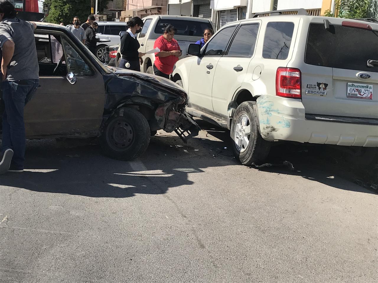 El accidente ocurrió a las 13:30 horas de este lunes en el cruce de la avenida Hidalgo y la calle Juan E. García. (EL SIGLO DE TORREÓN)