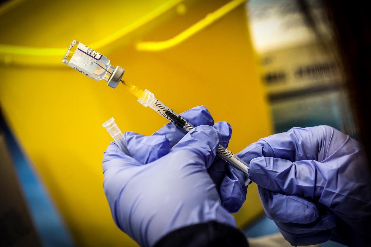 Pfizer ya ha creado dos nuevas versiones de su vacuna en menos de cien días, contra las variantes Delta y Beta. (EFE)