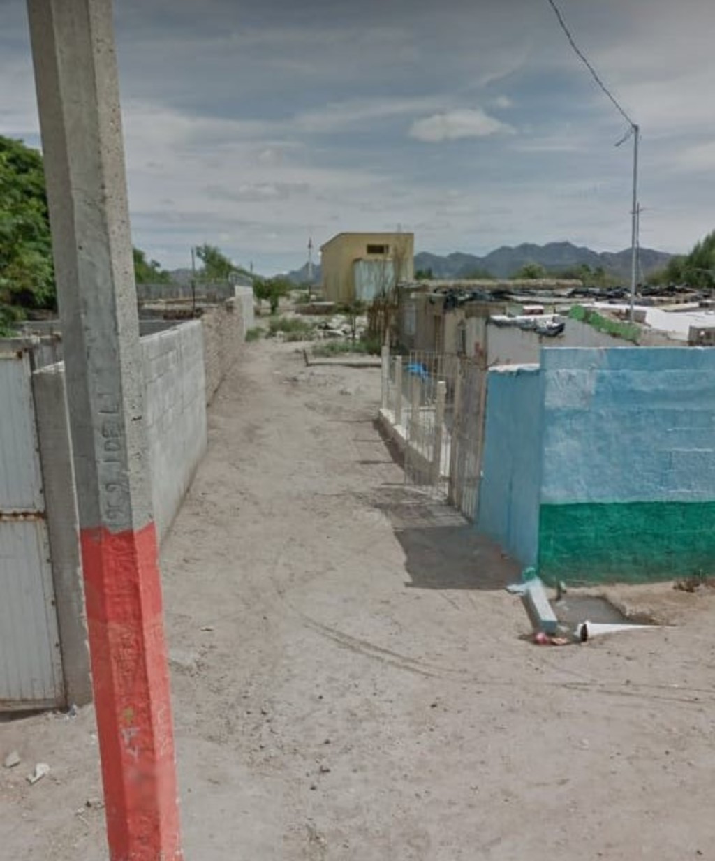 Una llamada de 'arriba' bastó para detener la demolición de las bardas que se construyeron irregularmente en tres viviendas, las cuales bloquean una calle en el ejido Guadalupe Victoria de Matamoros. (EL SIGLO DE TORREÓN)