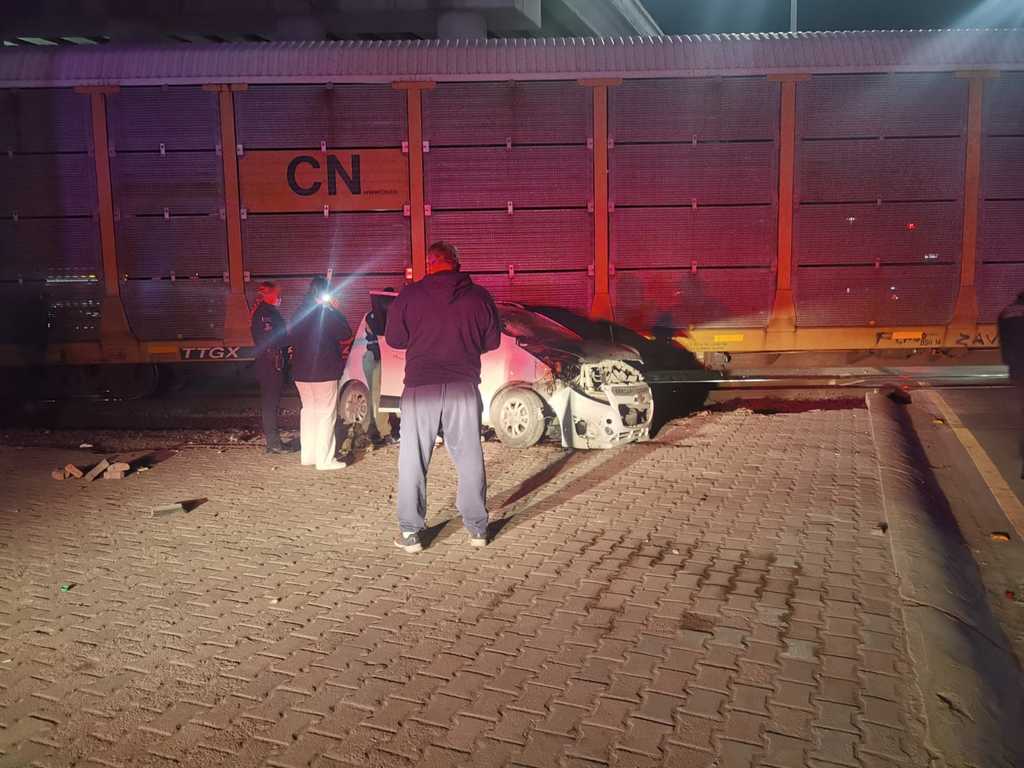 Máquina del tren impacta un vehículo en Gómez Palacio; la conductora acabó en el hospital. (EL SIGLO DE TORREÓN)