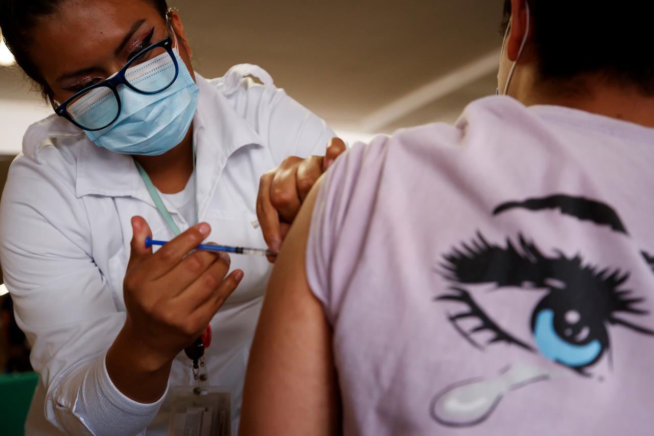 México prepara un plan de vacunación de refuerzo contra el COVID-19 e iniciará la administración de terceras dosis en los adultos mayores, anunció el martes el presidente Andrés Manuel López Obrador sin dar fechas ni mayores detalles. (ARCHIVO) 
