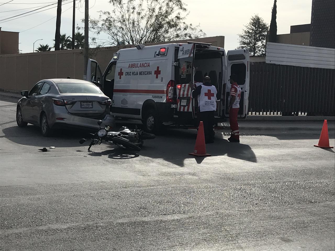 Paramédicos de la Cruz Roja arribaron al lugar para atender al joven, el cual fue trasladado a un hospital de la ciudad con una probable fractura en la pierna y golpes diversos. (EL SIGLO DE TORREÓN)