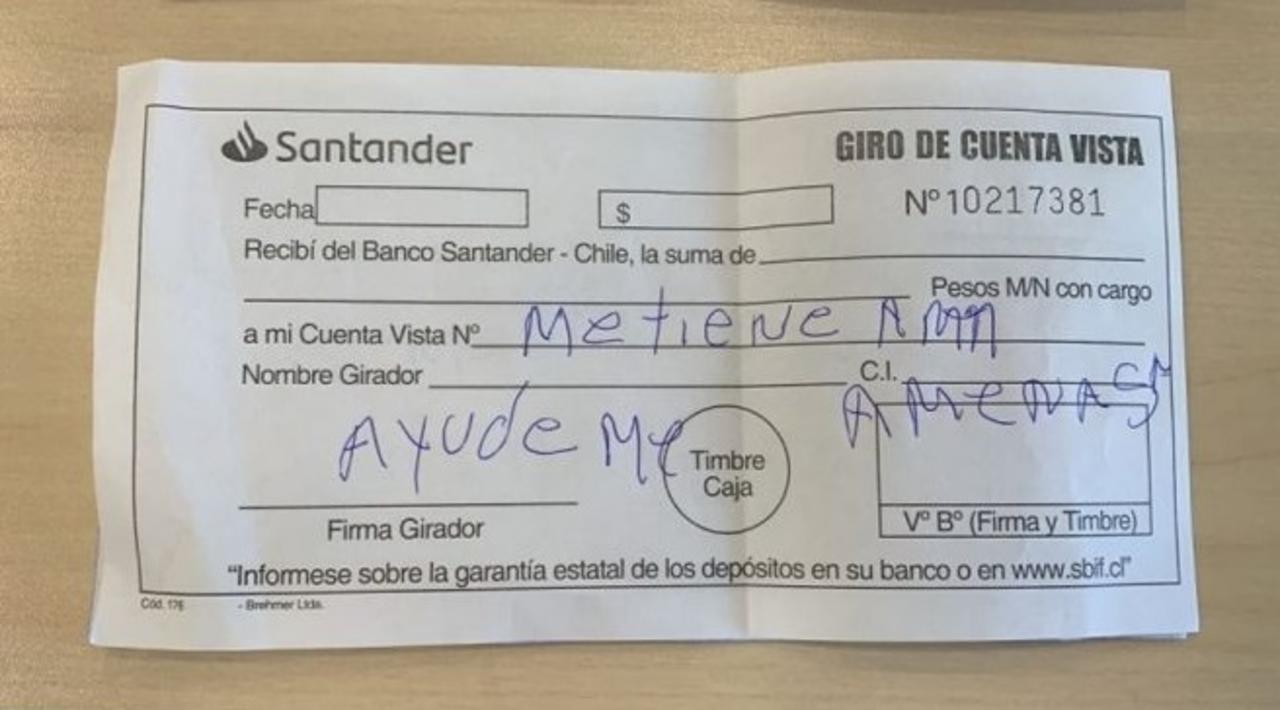 El hombre se valió de un cheque para pedir ayuda a la cajera de un banco, luego de que fuera secuestrado por dos sujetos en Chile (CAPTURA)  