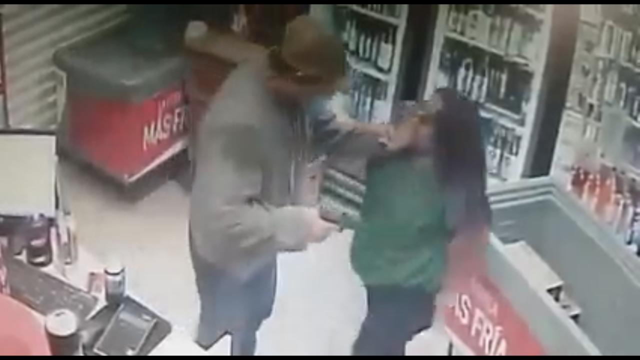Las imágenes captadas por una cámara de seguridad muestran cómo Tomás “N” amagó a la empleada con una pistola tipo escuadra.

